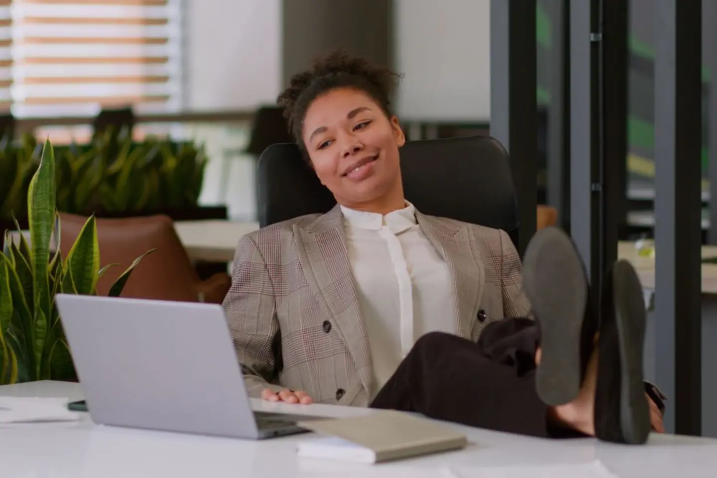Femme d’affaires qui se détend dans son bureau