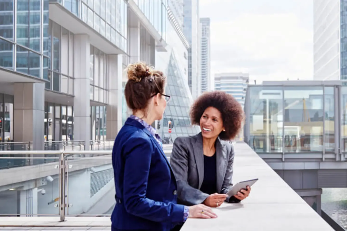 Bis zu 25 Prozent schnellere Transaktionen bei Union Investment durch Mainframe-Modernisierung Investment-Bankerin berät Kundin