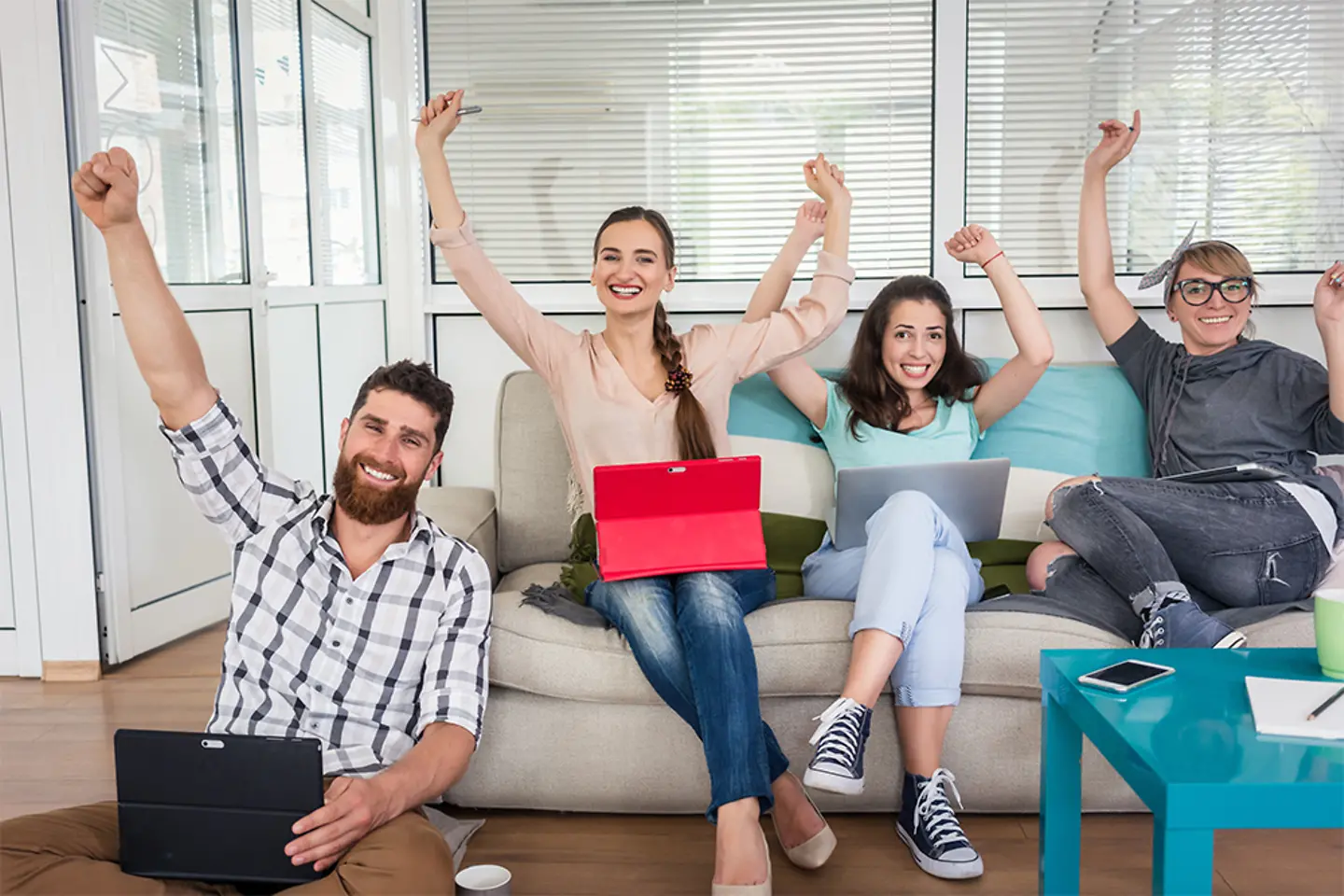 Vier jonge werknemers in een co-working space