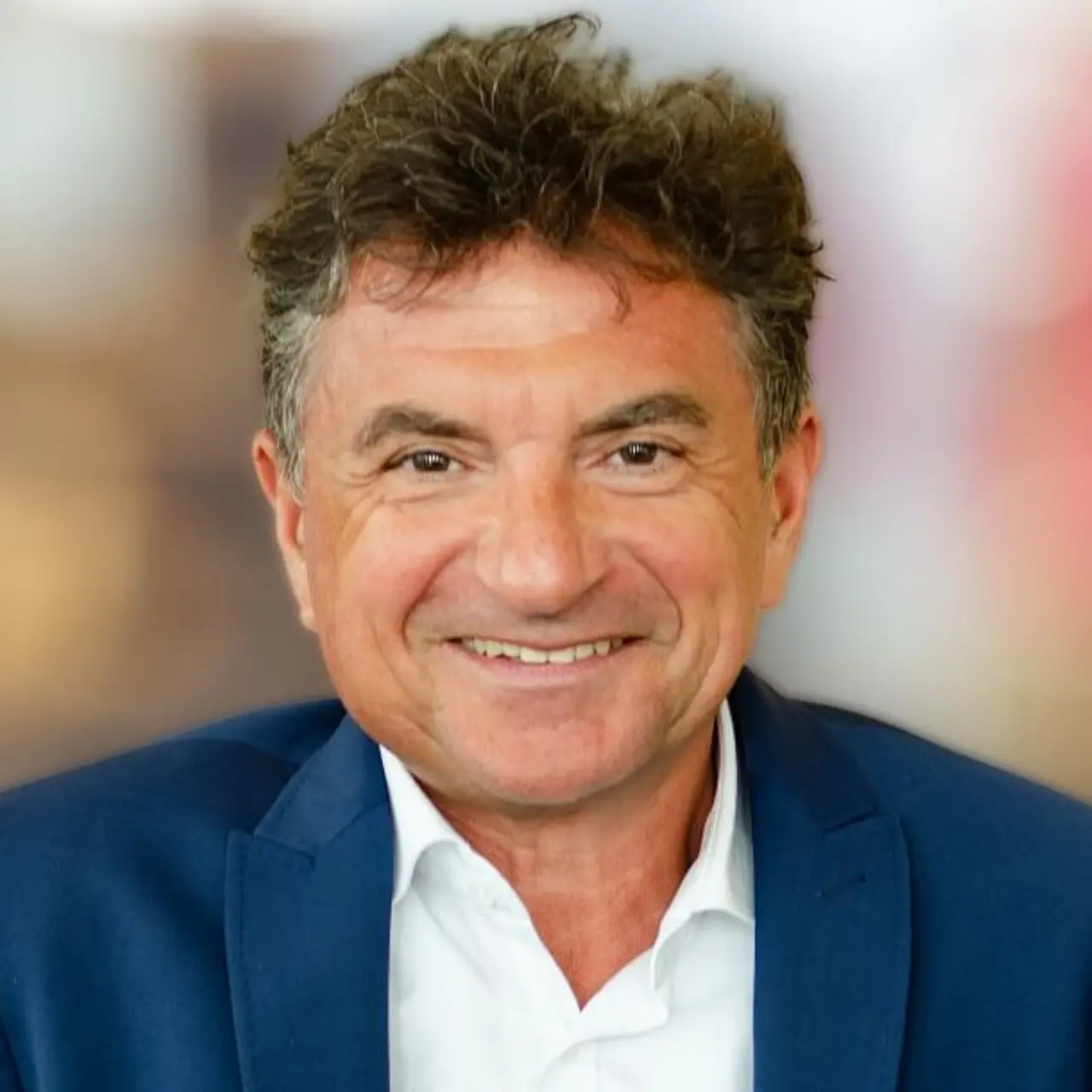 Retrato do Dr. Ferri Abolhassan, membro da diretoria da Deutsche Telekom e CEO da T-Systems