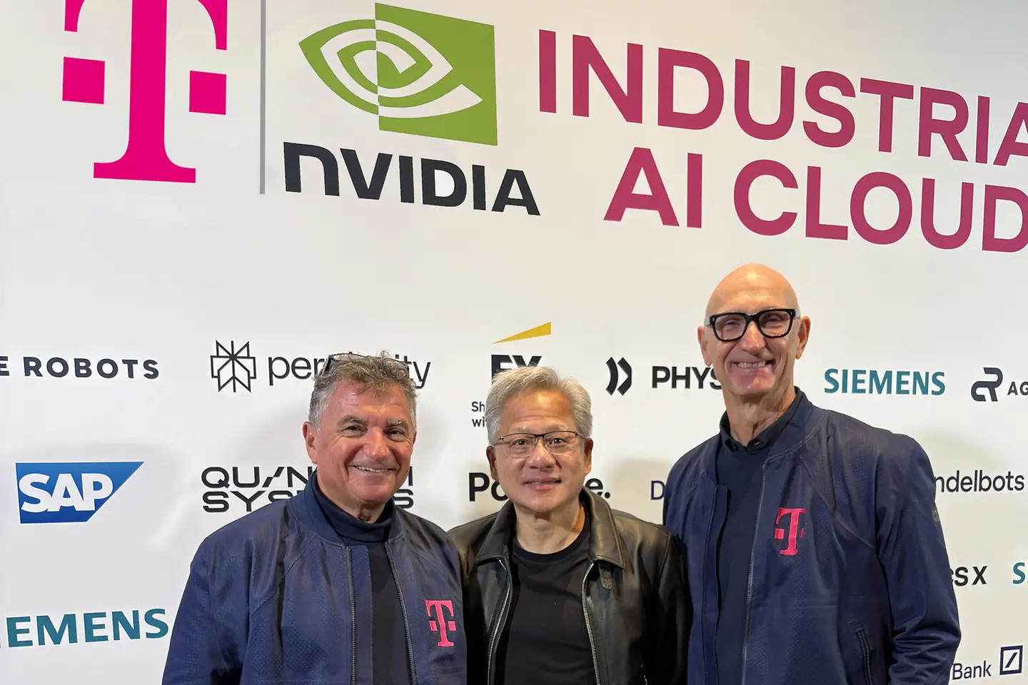 Ferri Abolhassan (CEO T-Systems), Jensen Huang (CEO NVIDIA) en Tim Höttges (CEO Deutsche Telekom)
