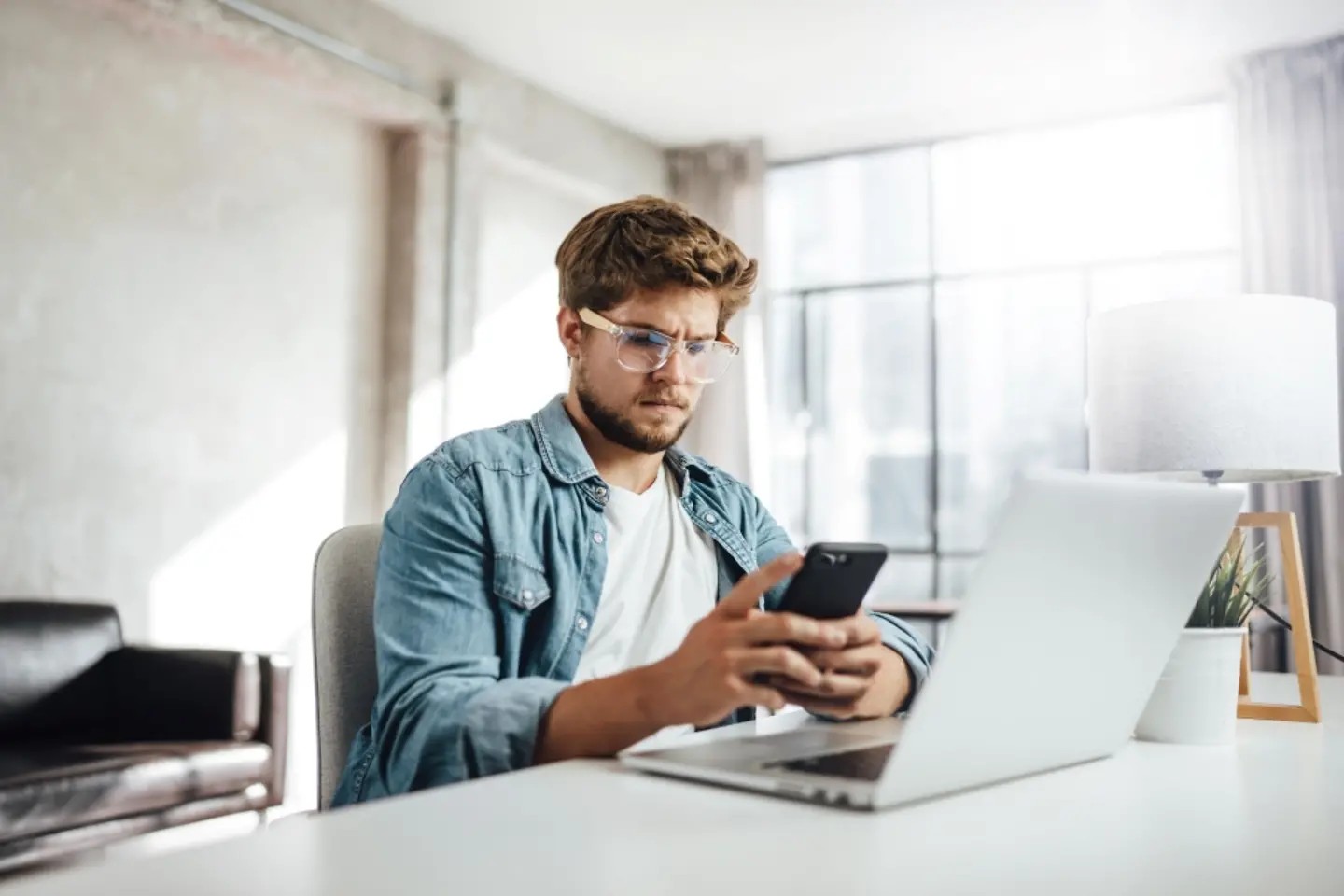 Barmer versicherter Patient verwendet TI-Messenger am Handy