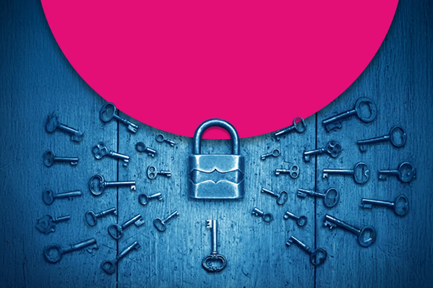 Serrure de porte ancienne et clés anciennes sur un mur en bois