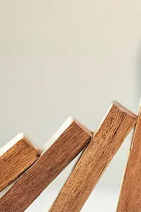 Eine Hand verhindert, dass Holzdominos umfallen, was symbolisch für die Verhinderung einer Unternehmenskrise steht