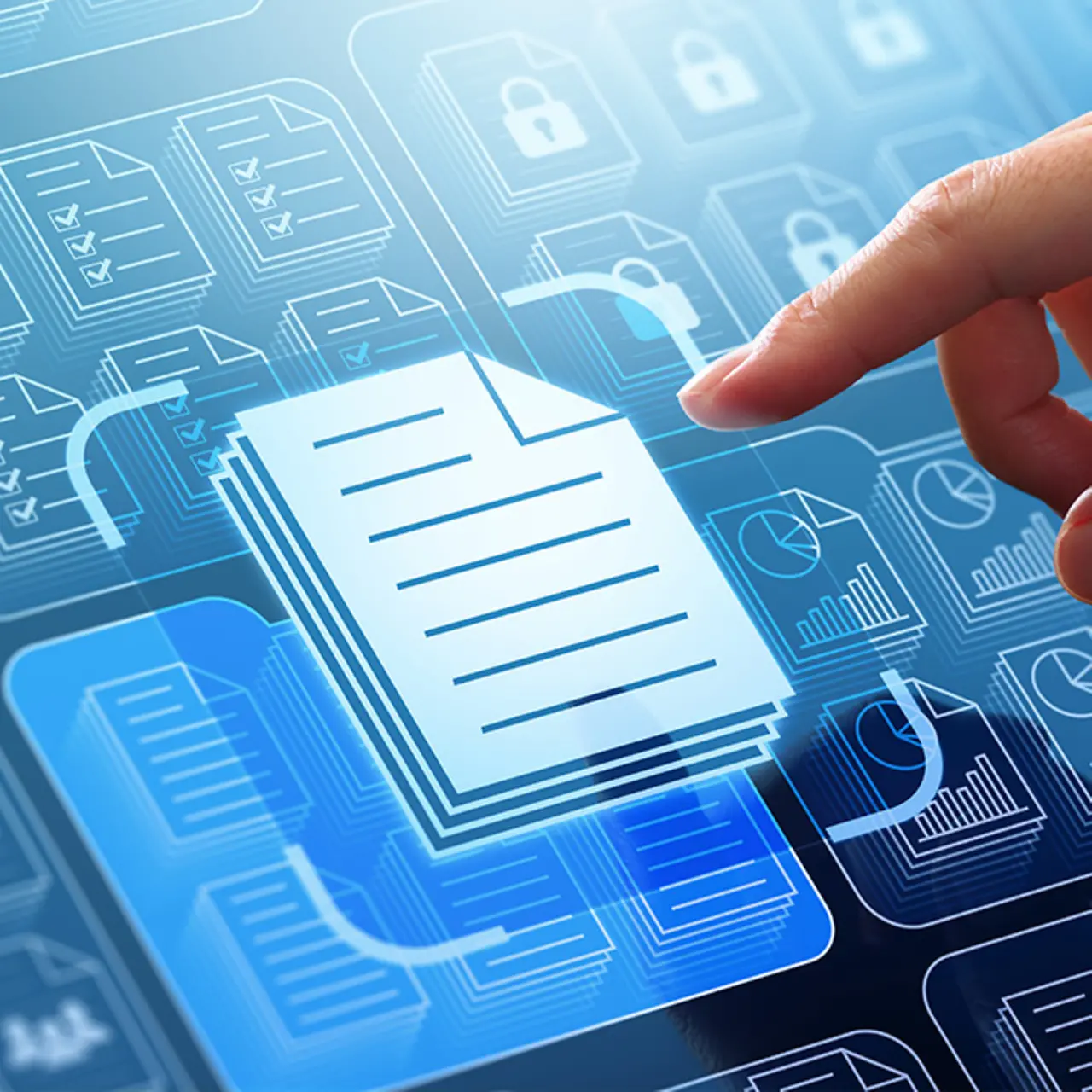 Hand tippt an Bildschirm eine Datei an