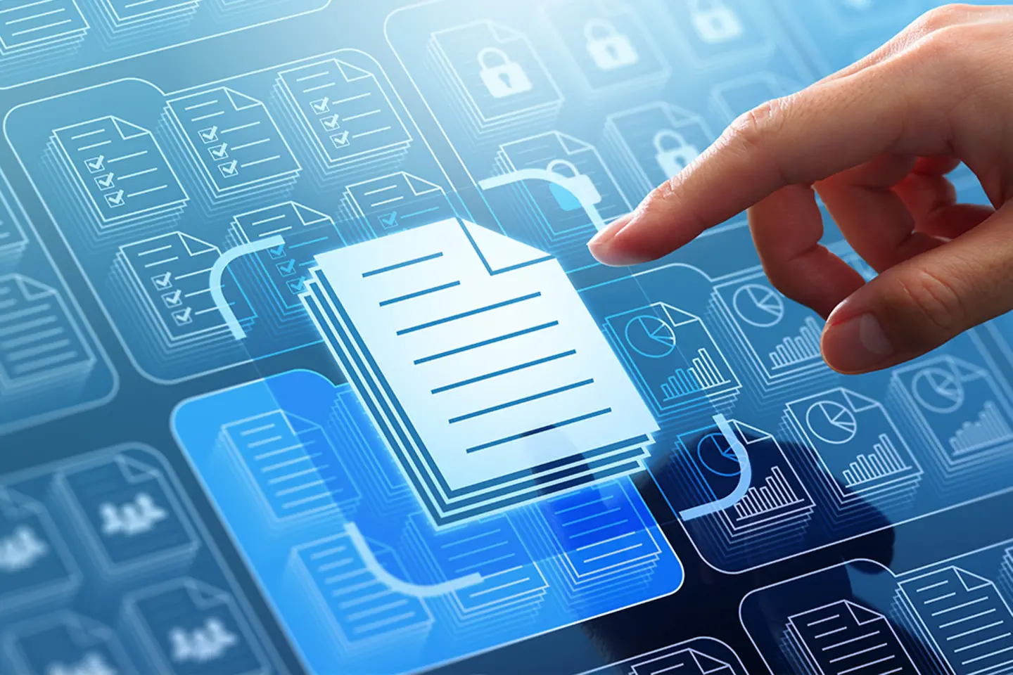 Hand tippt an Bildschirm eine Datei an