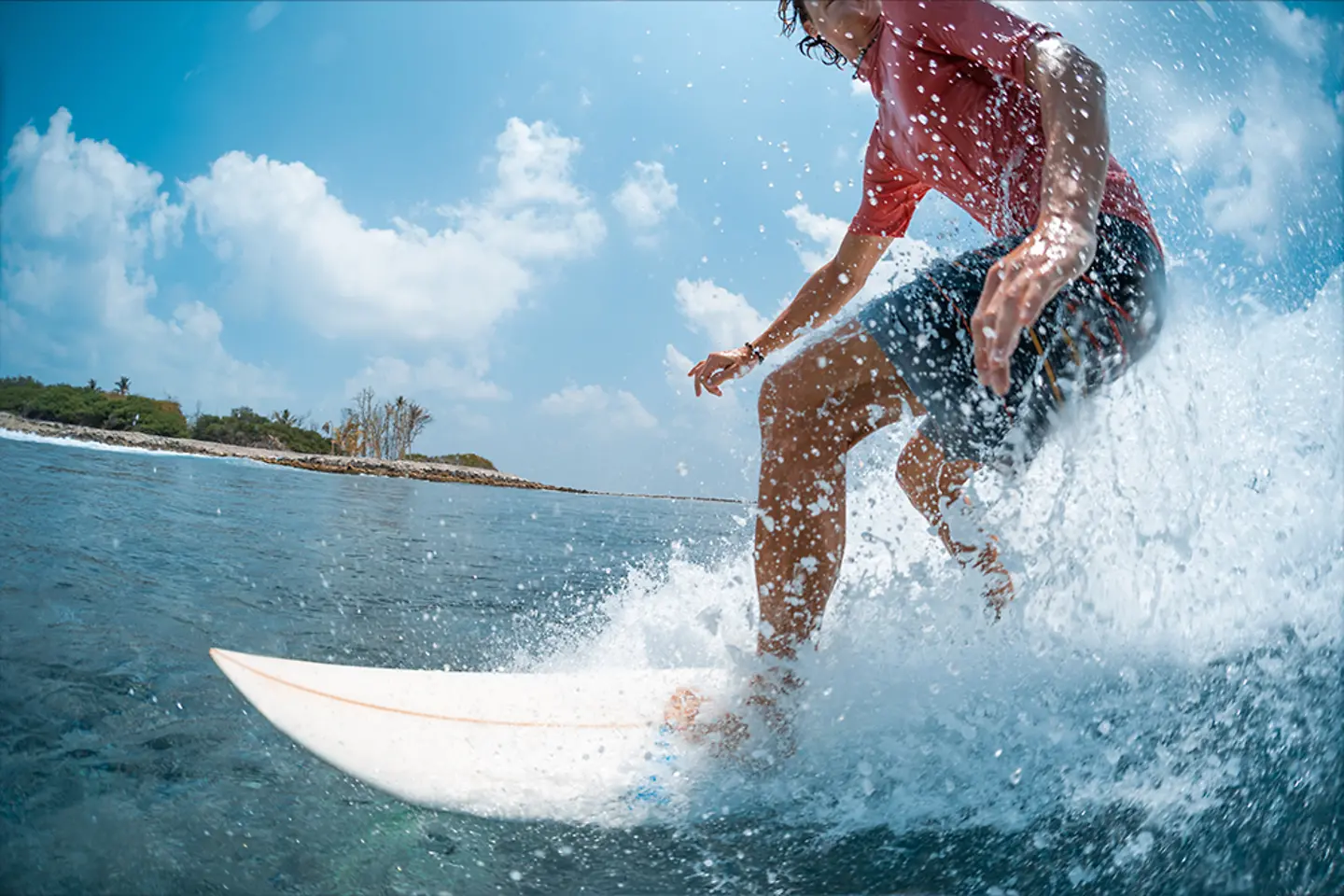 Homme sur une planche de surf