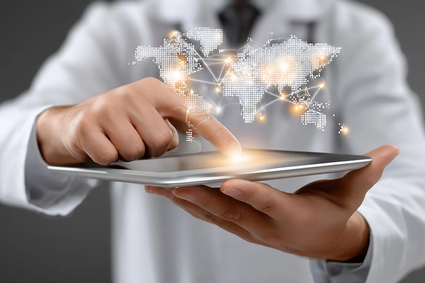 O médico toca no tablet