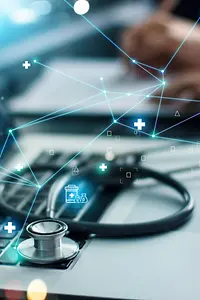 El médico analiza el informe médico o comercial y el examen médico con conexión de red en la pantalla del ordenador portátil.