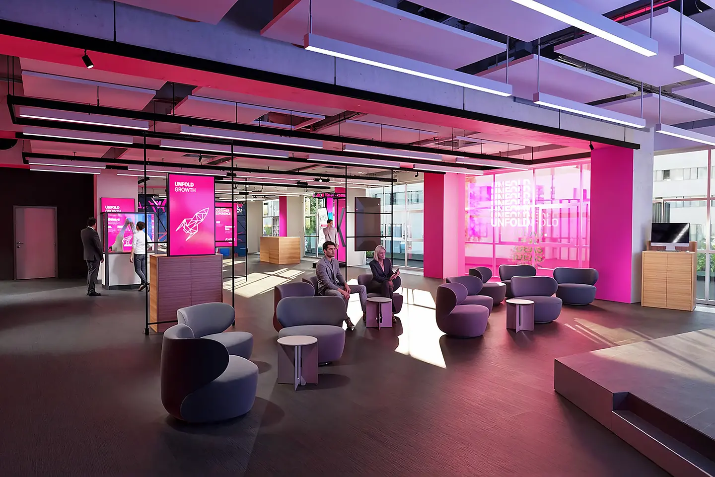 Das Innere des Innovation Center München, mit Besuchern