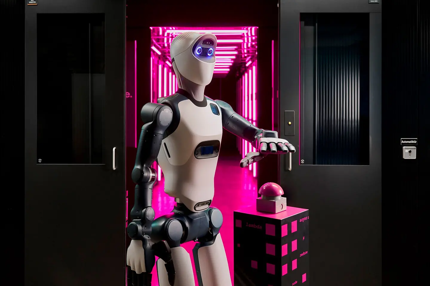 Roboter drückt magenta Button for magenta Hintergrund