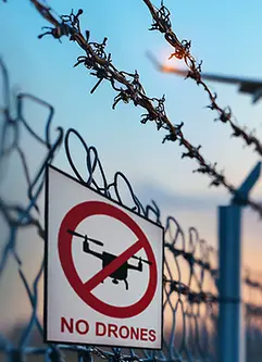 KI-generiertes Bild - Drohnenverbotsschild in der Nähe des Flughafens, das auf eine Flugverbotszone hinweist