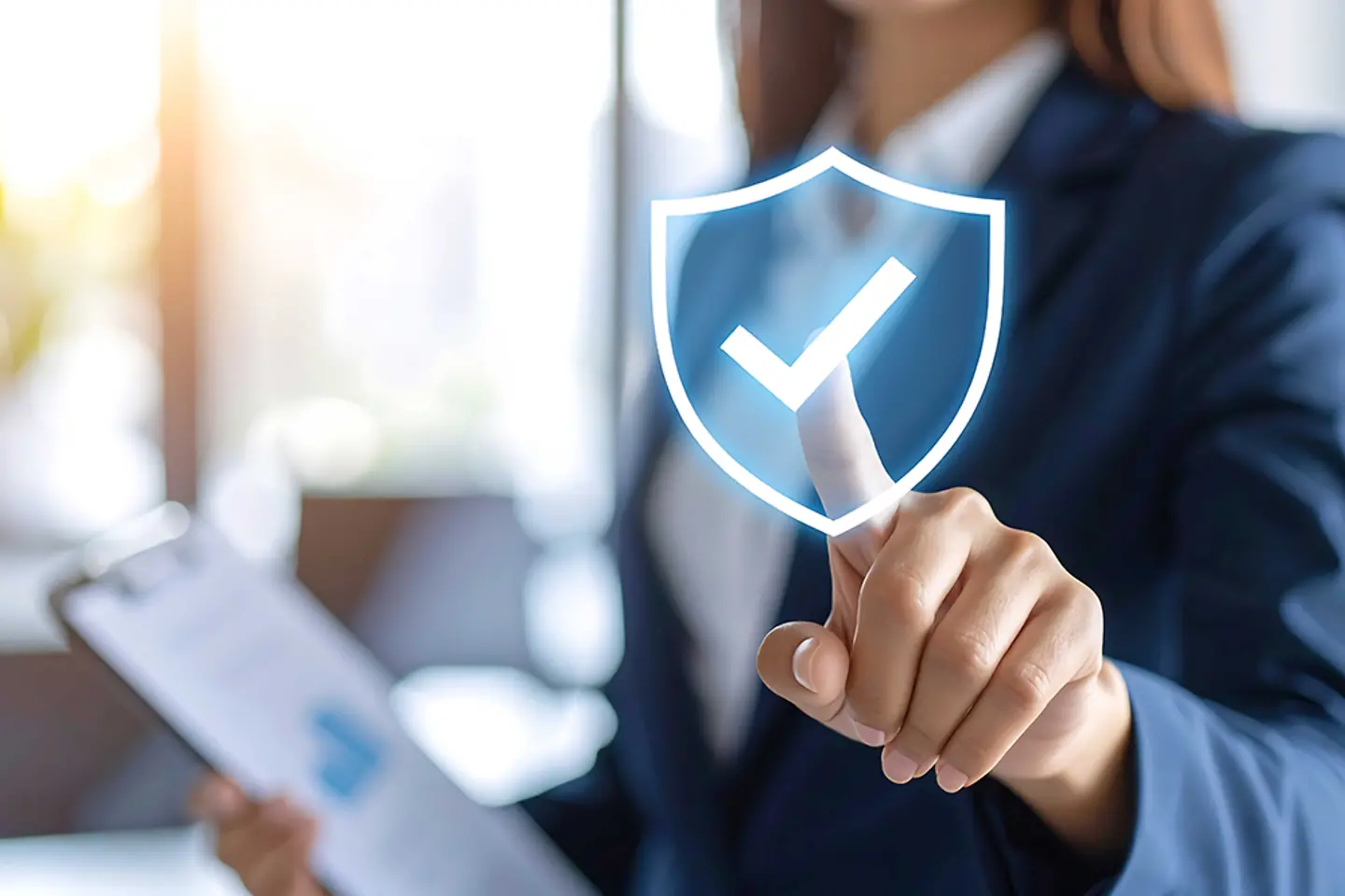 Vrouw tikt op symbool (AI-gegenereerde afbeelding)