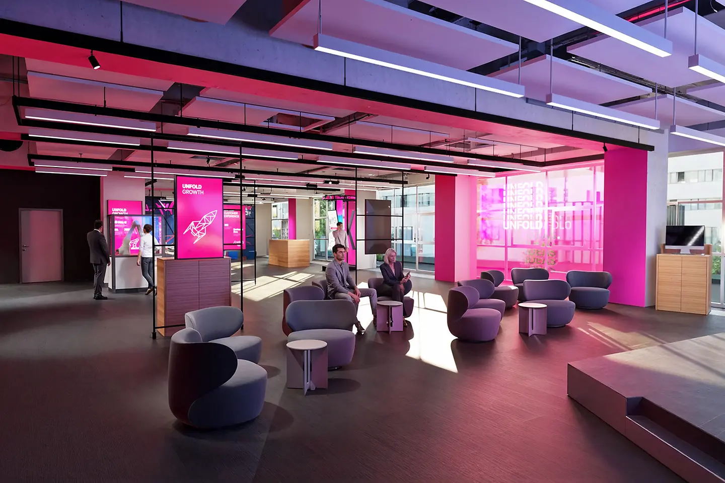 Le Centre d’Innovation de Munich avec des visiteurs, des écrans, des chaises