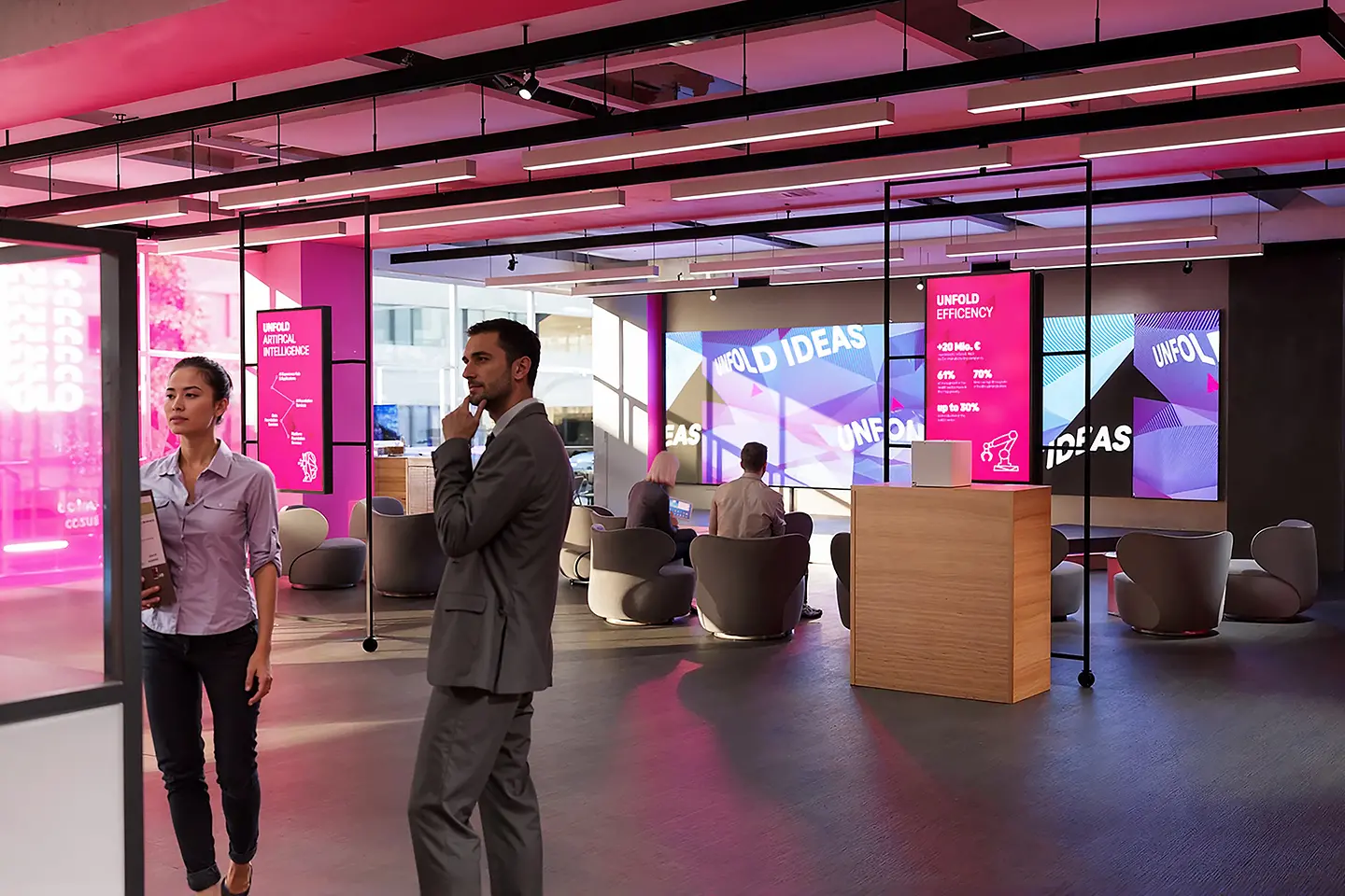 Het interieur van het Innovatiecentrum München, met bezoekers