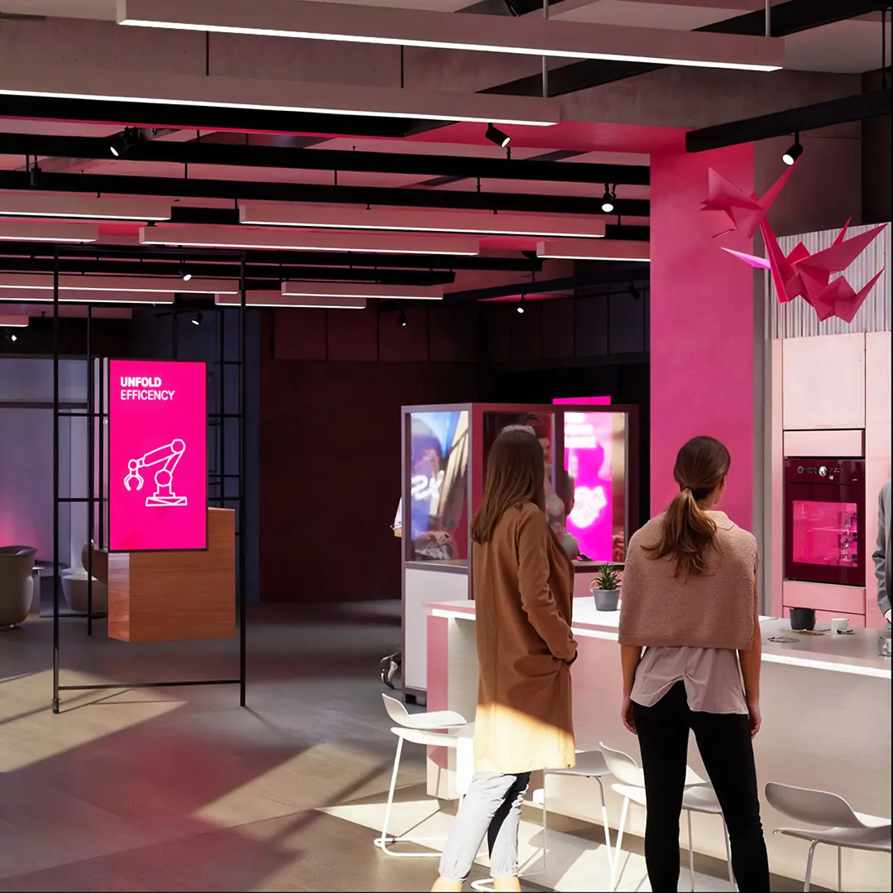 Centro de innovación de Múnich con pantallas, mesas y sillas