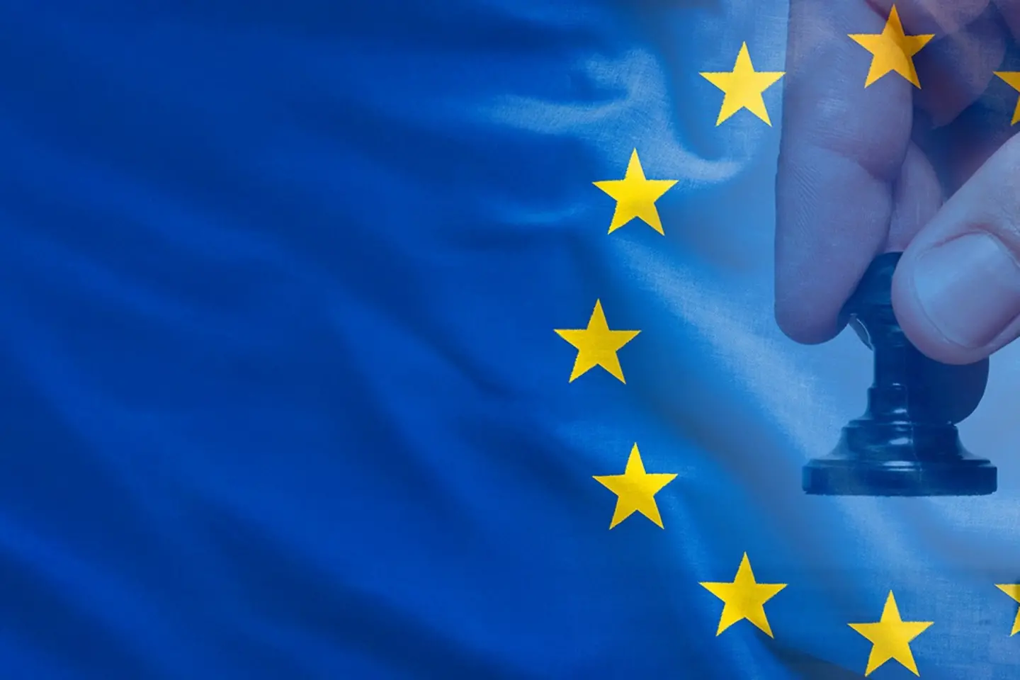 Ein Schachzug auf einer Europaflagge