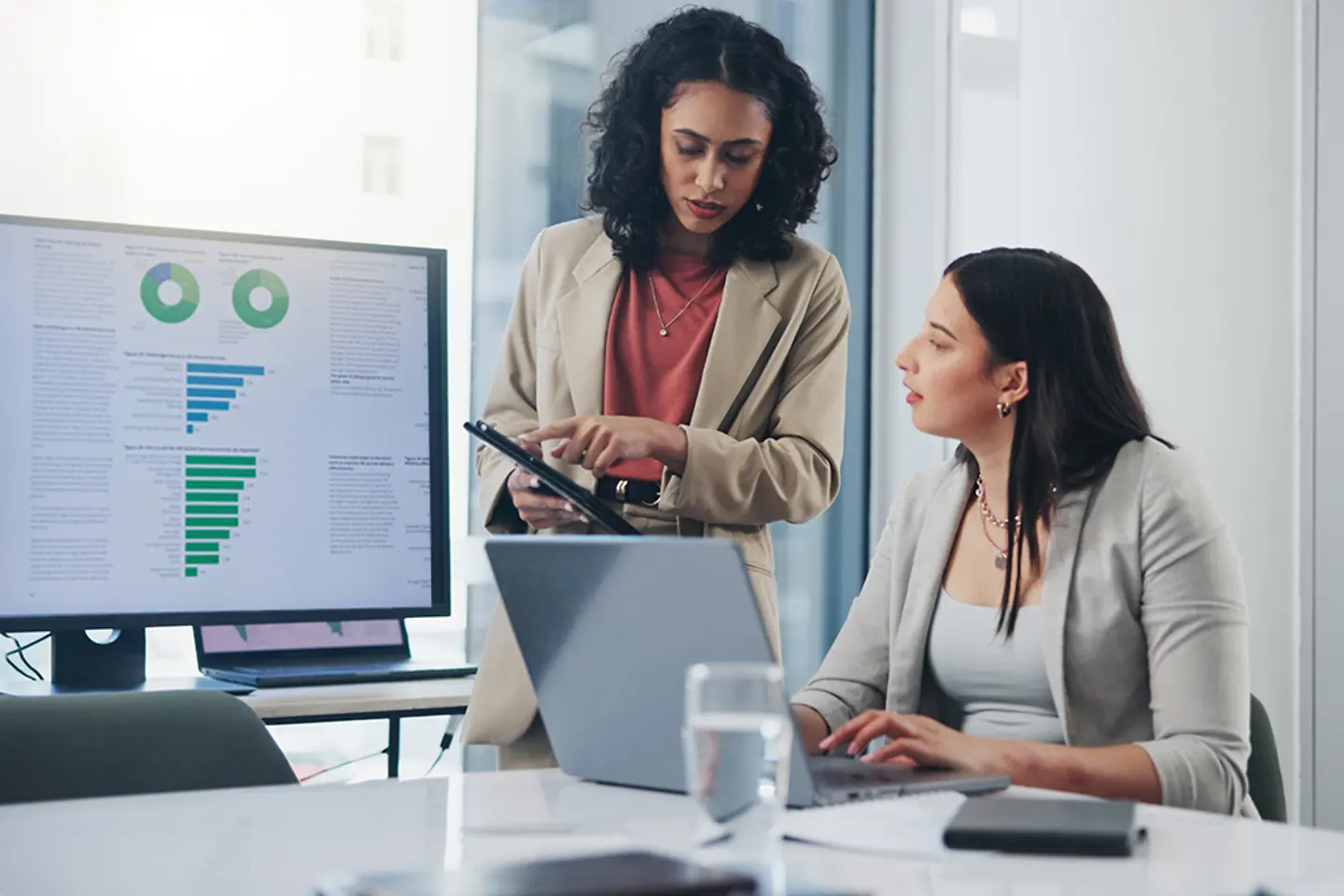 Bankangestellte diskuttieren Finanzdaten