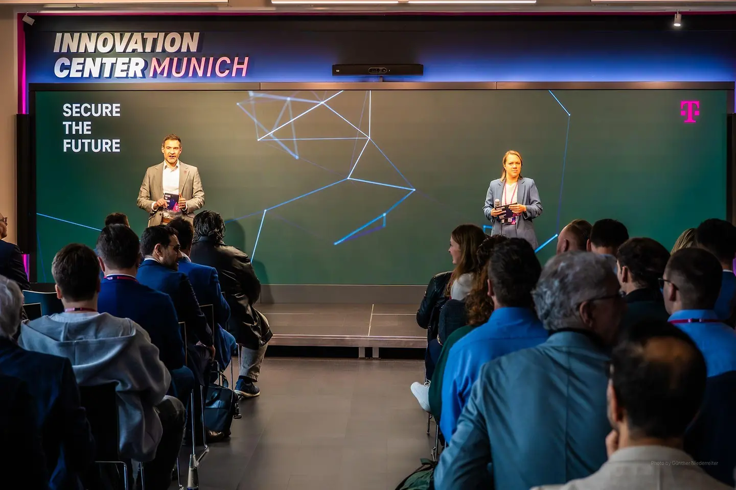 Daniel Hofmann, Leiter der Business Unit Logistik, Rafaela Sieber, Leiterin des Innovation Centers