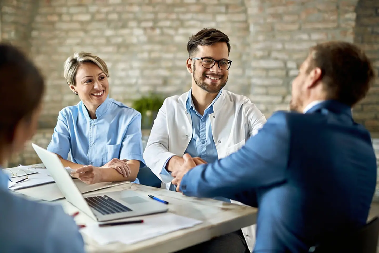 Ein vierköpfiges Ärzte-Team hält ein Meeting
