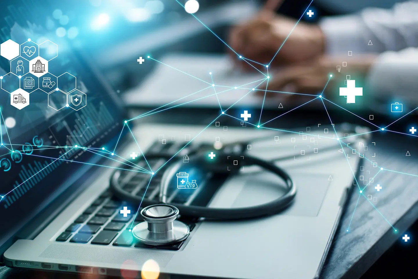 Arzt analysiert medizinischen oder Geschäftsbericht und medizinische Untersuchung mit Netzwerkverbindung auf Laptop-Bildschirm