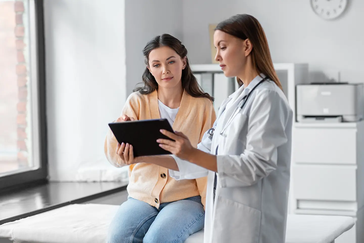 Fünf-Sterne-Kunden bewerten Produkte mit dem Daumen-hoch-Symbol auf ihrem Smartphone.