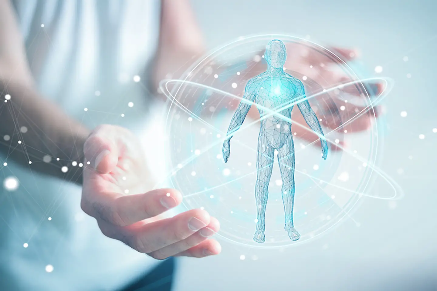 Des clients cinq étoiles évaluent les produits avec le symbole du pouce levé sur leur smartphone.