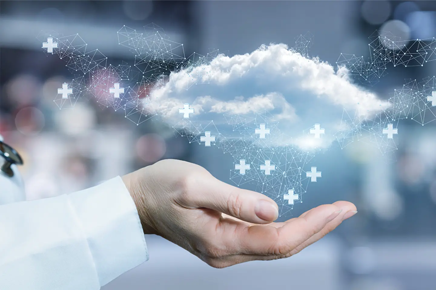 Des clients cinq étoiles évaluent les produits avec le symbole du pouce levé sur leur smartphone.