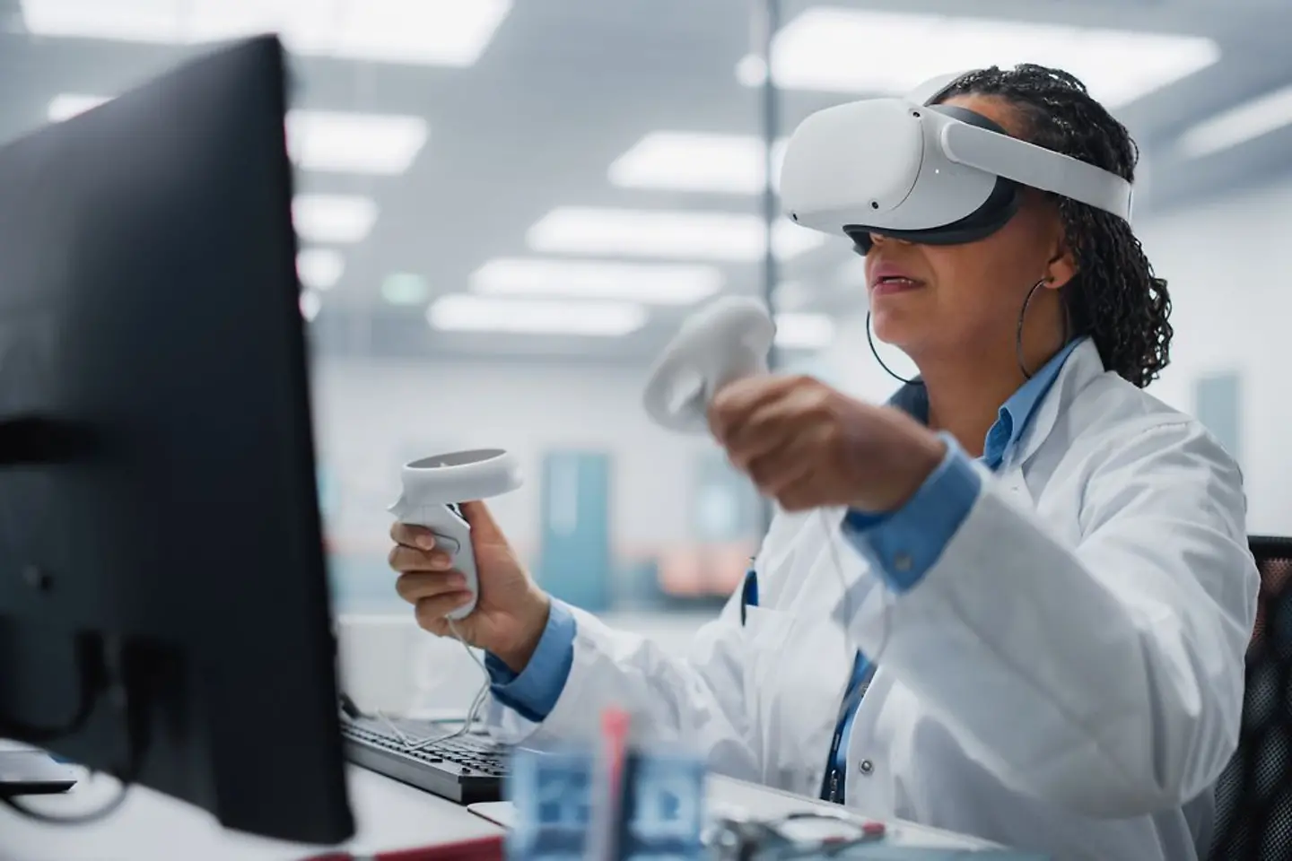 Une étudiante en soins infirmiers avec des lunettes de réalité virtuelle