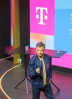 Dr. Ferri Abolhassan während seiner Rede auf dem Mobile World Congress