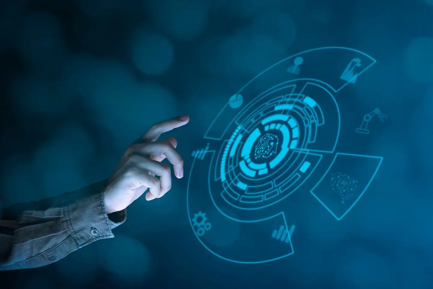 Zakenman maakt gebruik van hologrammen die moderne industriële fabrieken besturen via AI