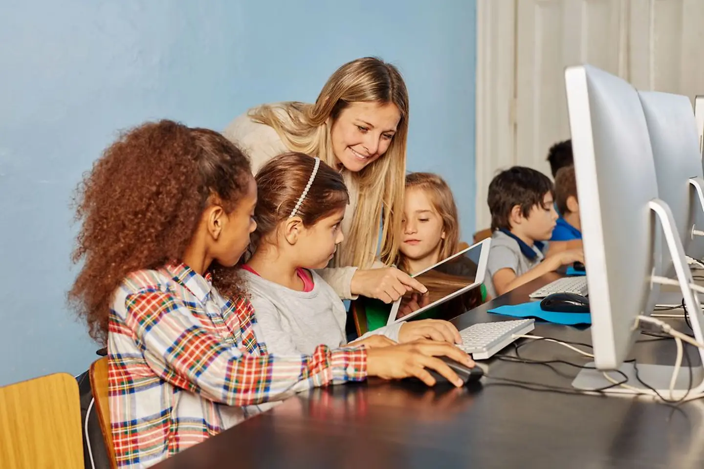 Lehrering zeigt Schülern die Anwendung von Moodle