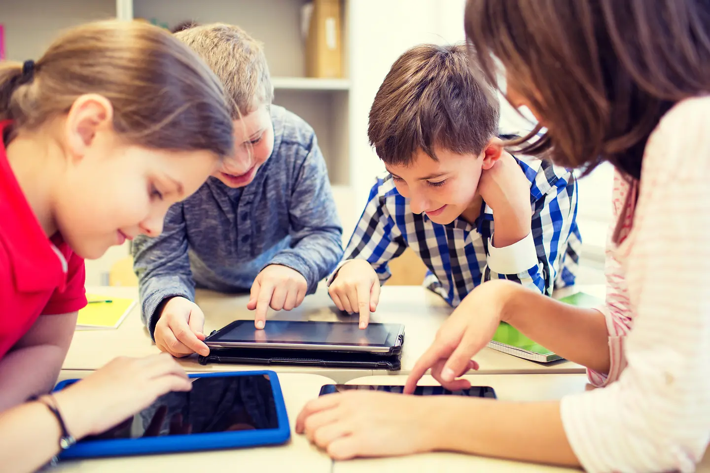 Schulkinder mit Tablet 