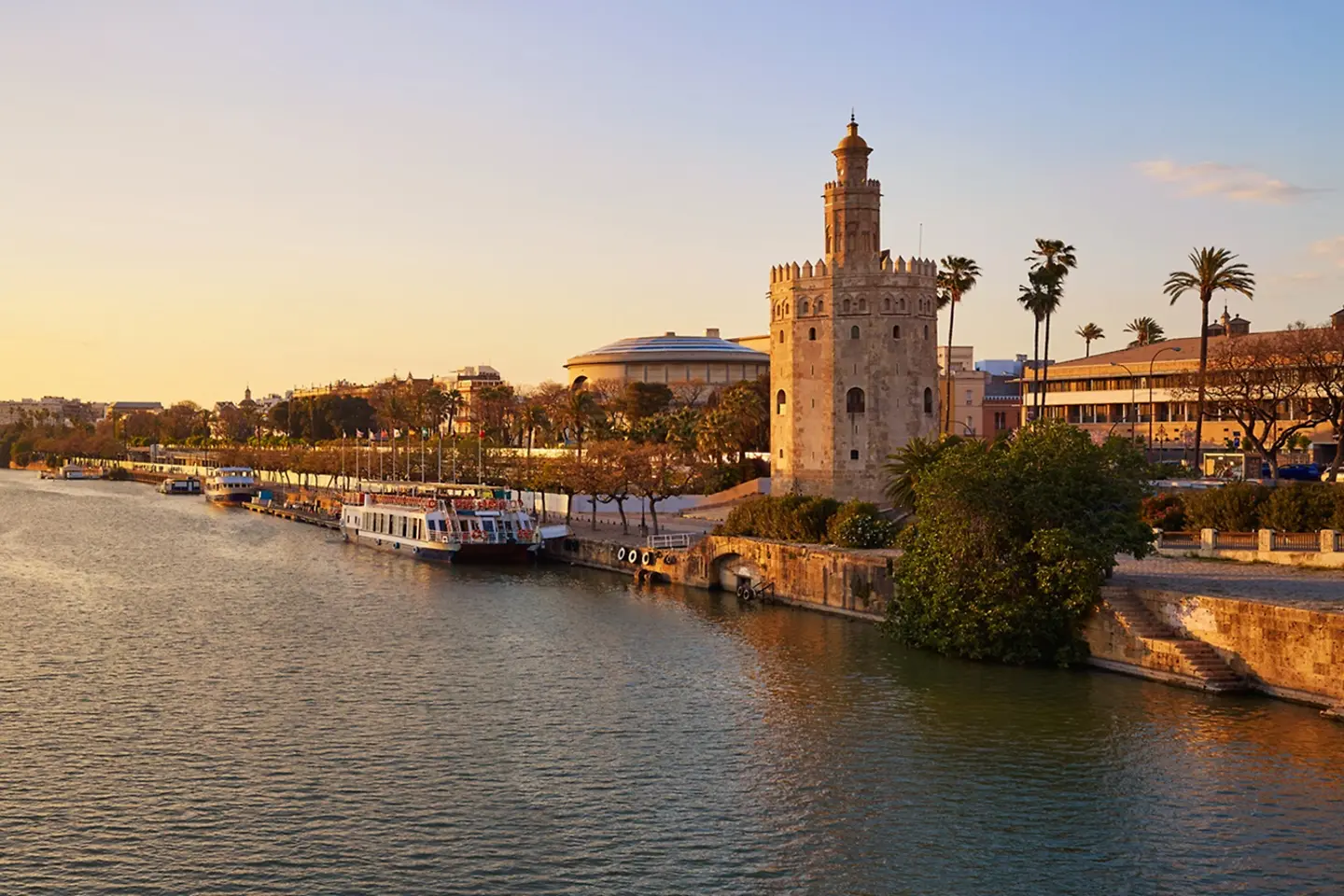Puesta de sol sobre el perfil urbano de Sevilla: la Torre del Oro en Sevilla