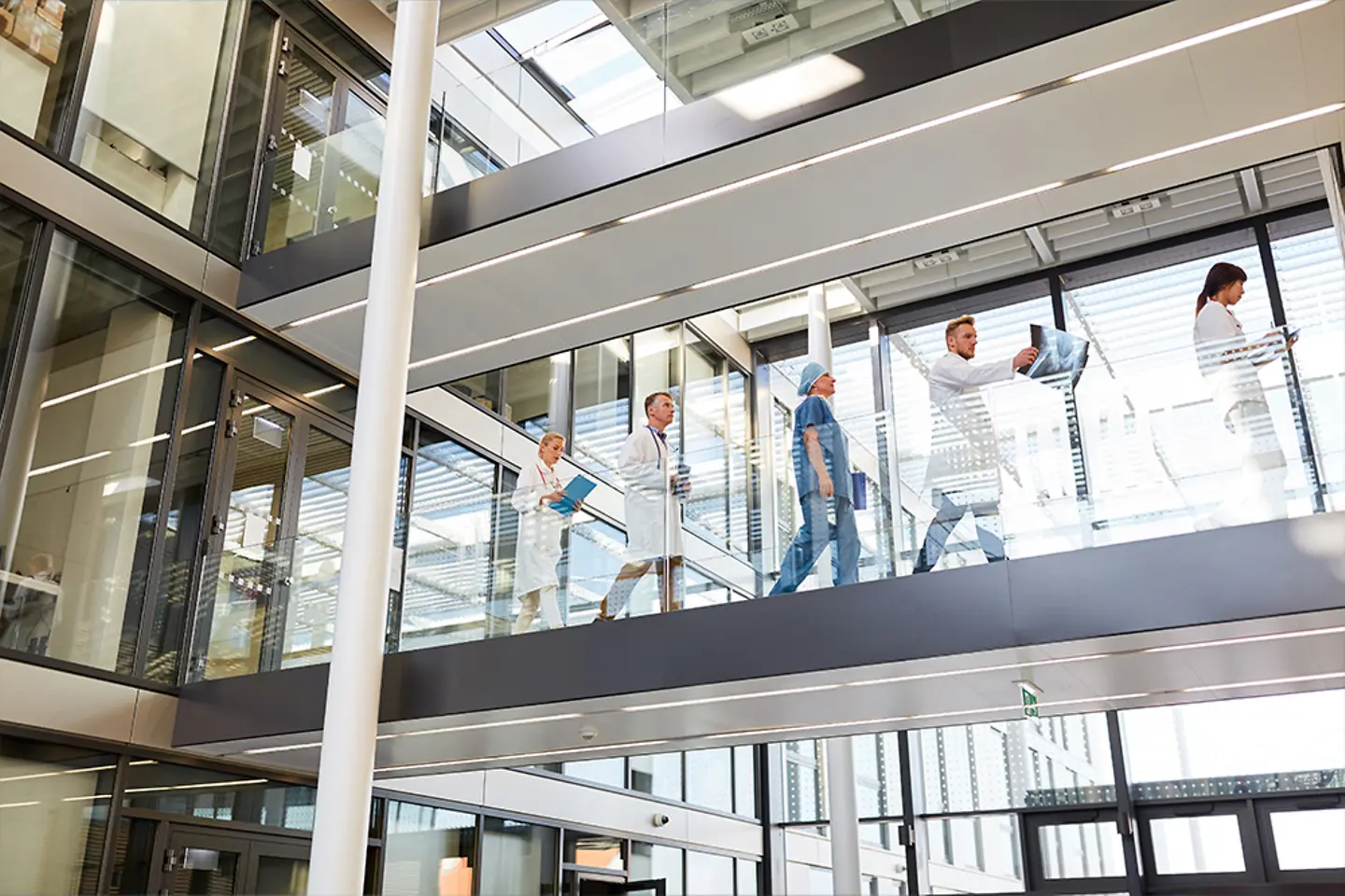 KI-generiertes Bild - Ein medizinisches Team schreitet durch den Flur des Krankenhauses