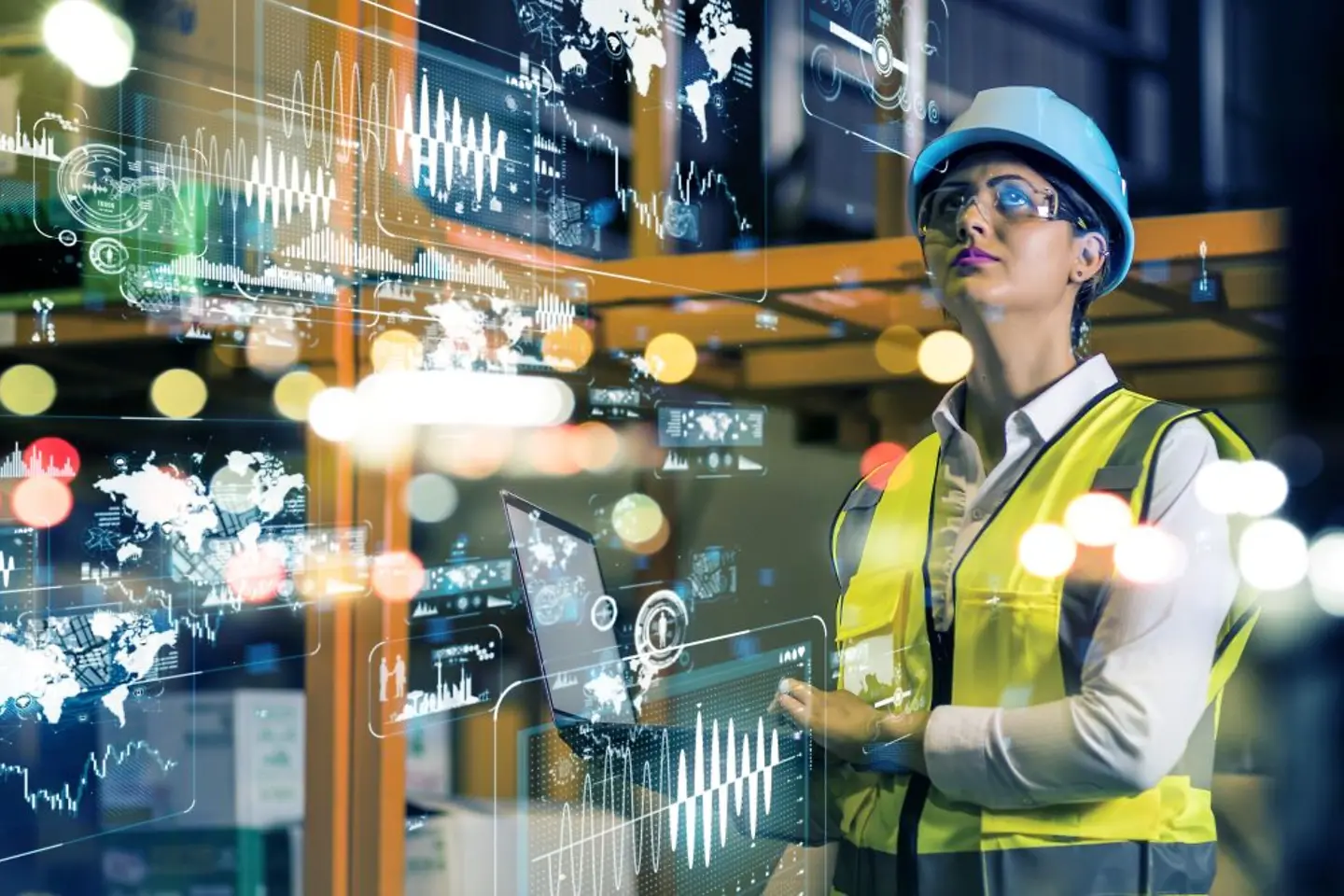 Trabajadores de fábrica revisando datos de seguridad