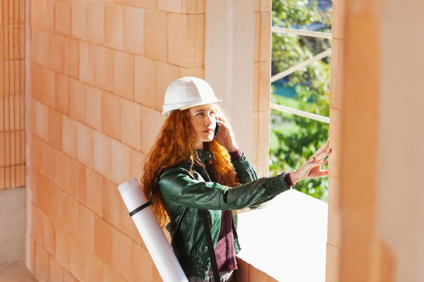 女建筑师检查砖墙