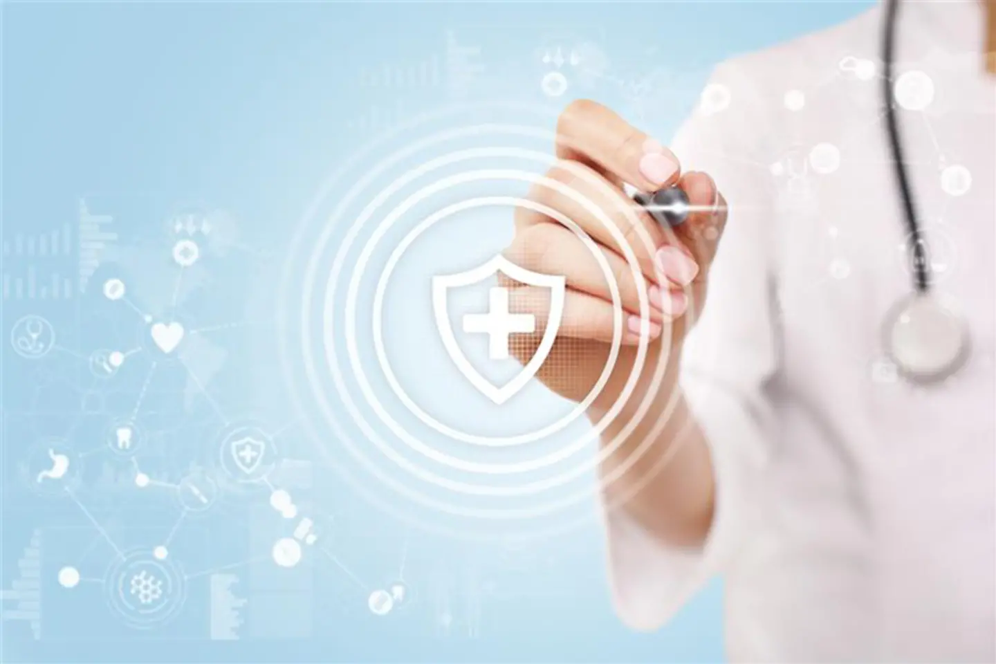 Ein Stift, gehalten von einer Ärztin, der auf einen virtuellen Bildschirm zeigt