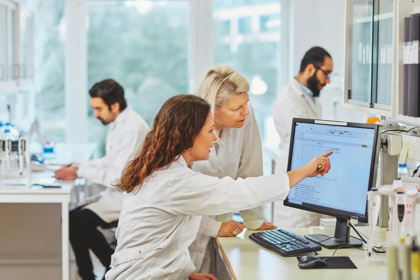 Dos médicos consultan juntos un ordenador portátil