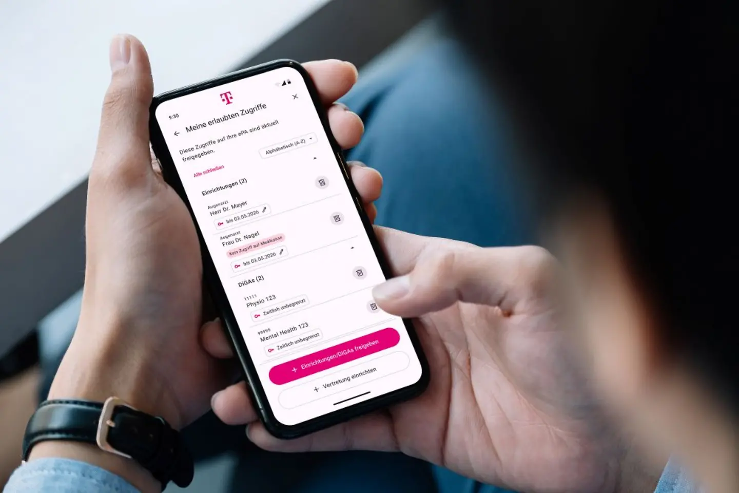 Versicherter checkt elektronische Patientenakte am Handy