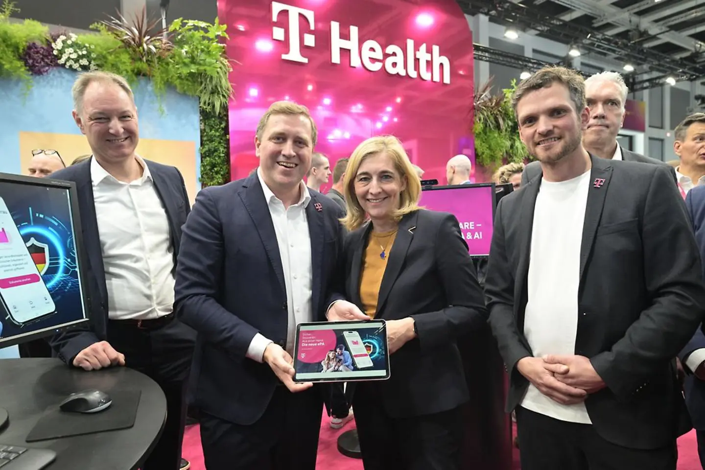 Gottfried Ludewig and Federal Minister of Health Nina Warken at DMEA 2026