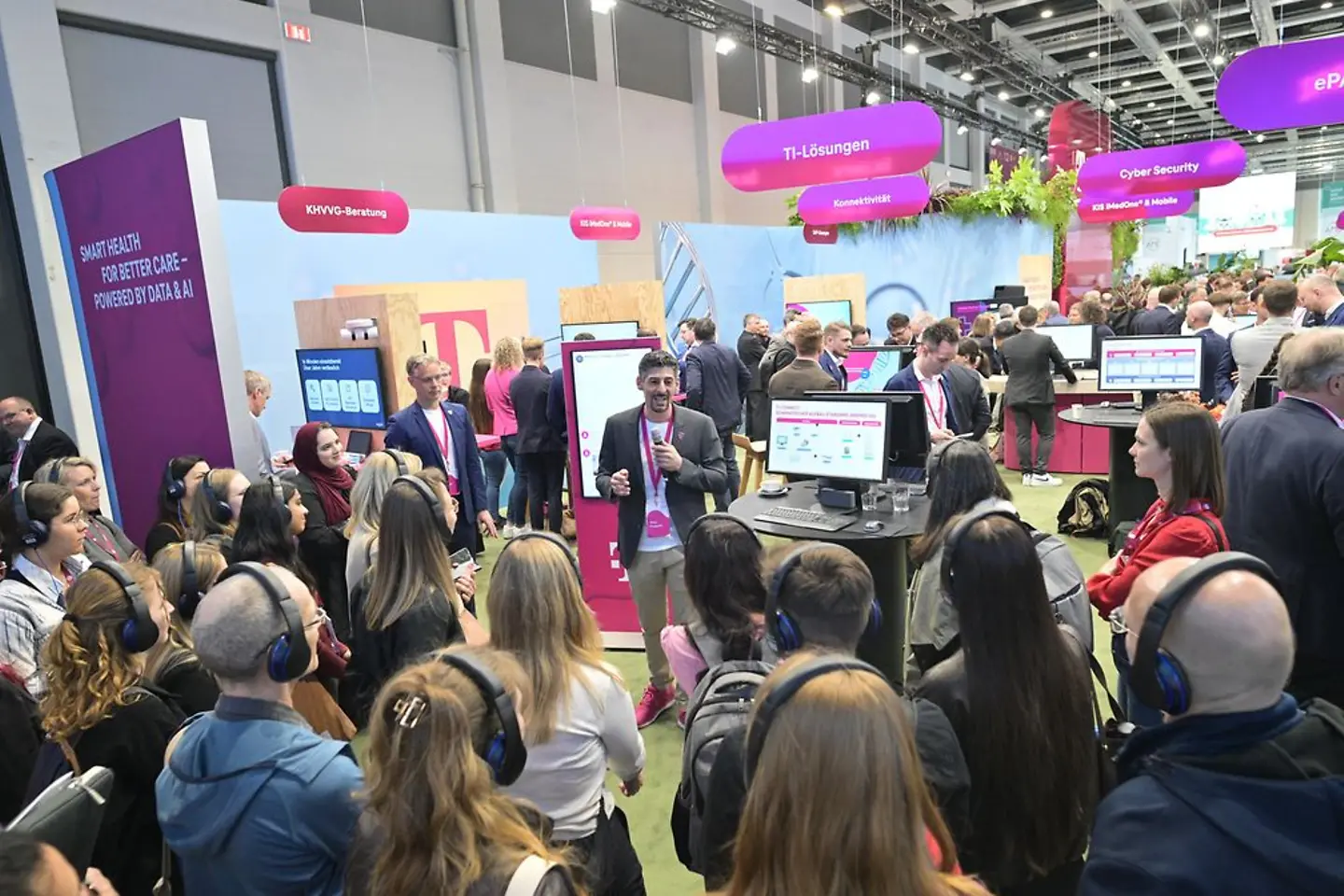 Taleb Ourgamli zeigt den Besuchern TI-Connect, DMEA 2026