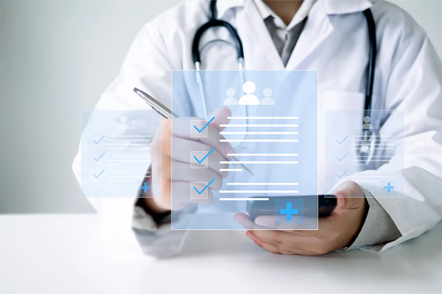 Clientes cinco estrellas valoran los productos con el símbolo del pulgar hacia arriba en su smartphone.