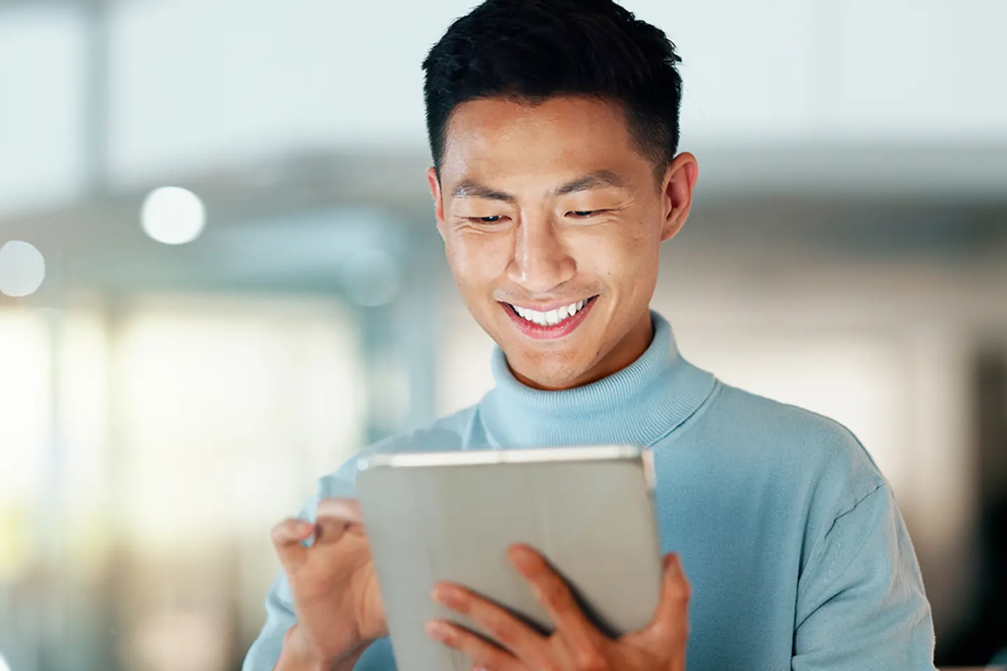 Mann verwendet Anwendung auf Tablet