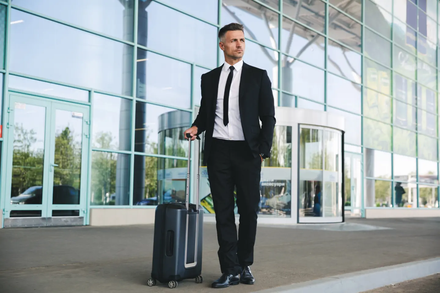 Empresário experiente e autoconfiante em frente ao aeroporto 