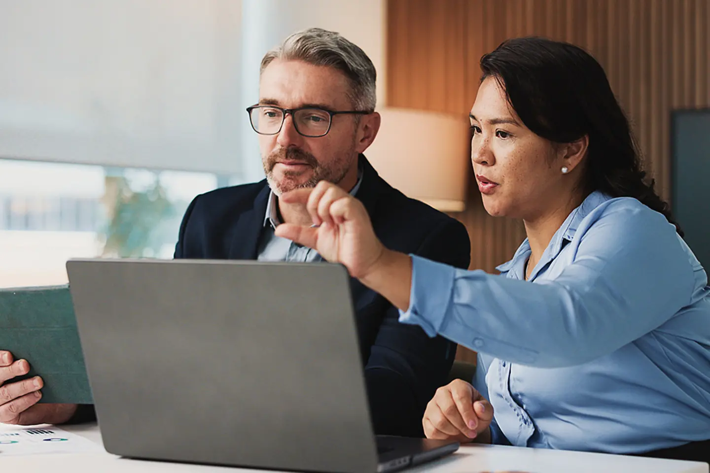 Cloud expert and client concluding cloud assessment