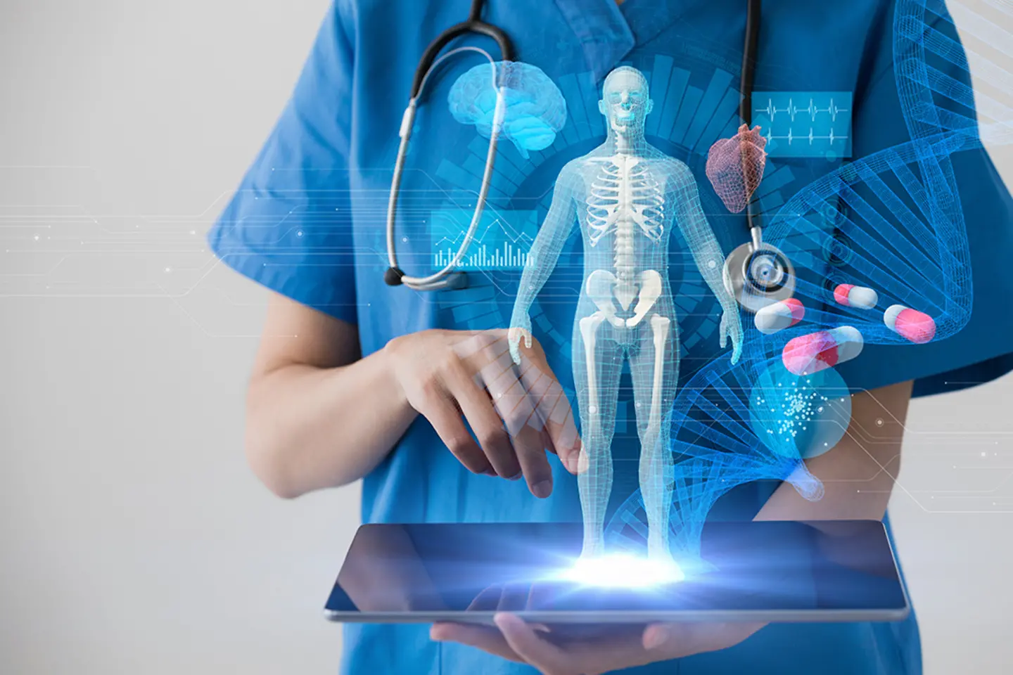 Clientes cinco estrellas calificando productos con el símbolo de pulgar arriba en su smartphone