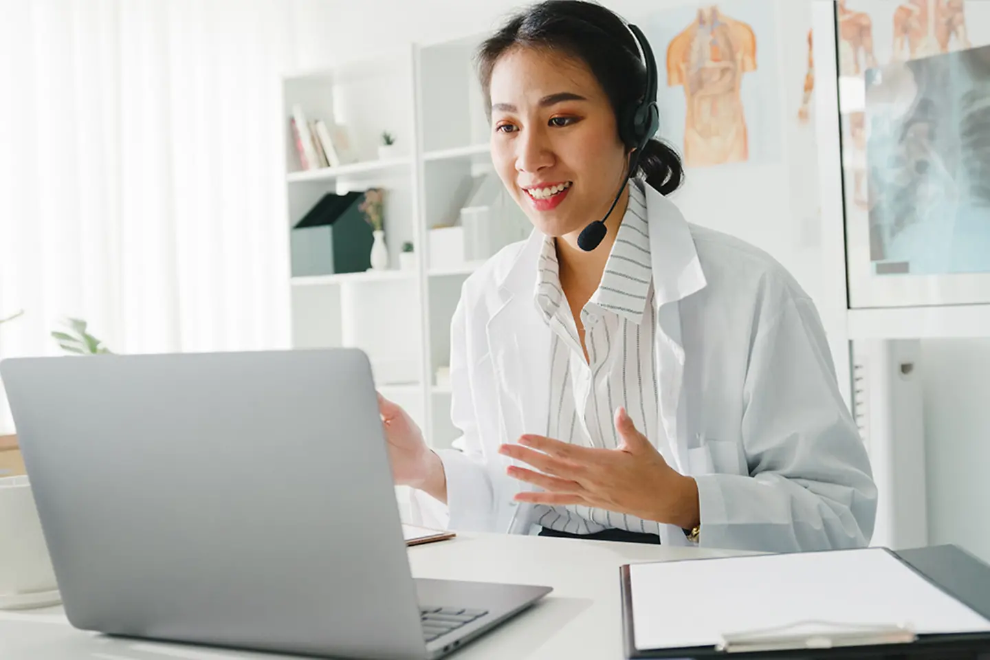 Médica dando consejos de salud de manera virtual