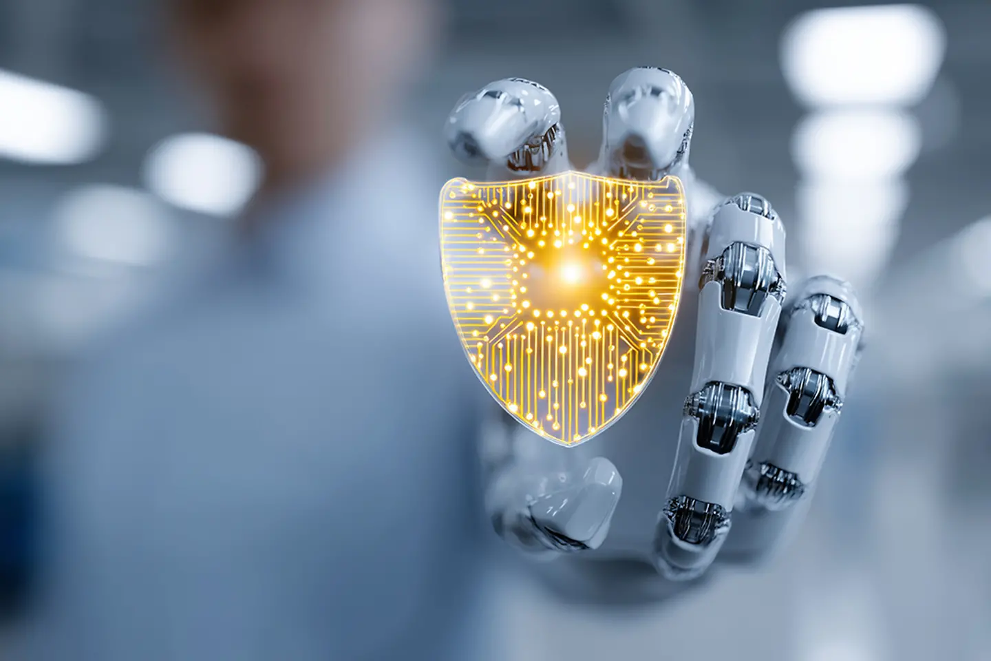 Darstellung eines Hightech-Mikrochips mit goldenen Datenbahnen, der von einer Roboterhand gehalten wird.