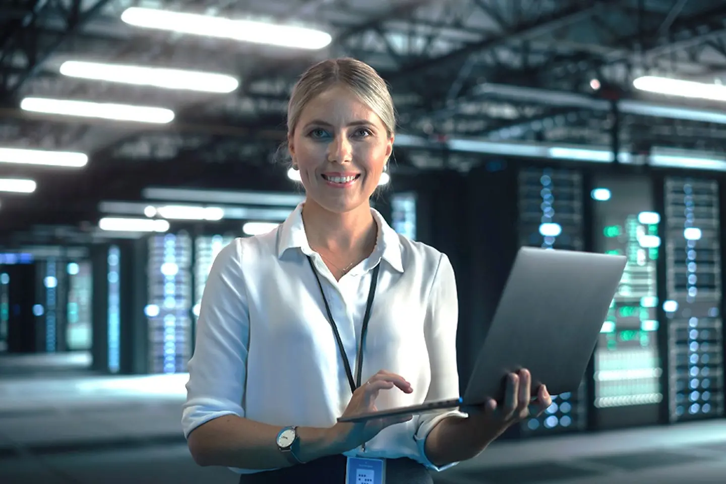 Um especialista em nuvem verifica os dados em um laptop no data center